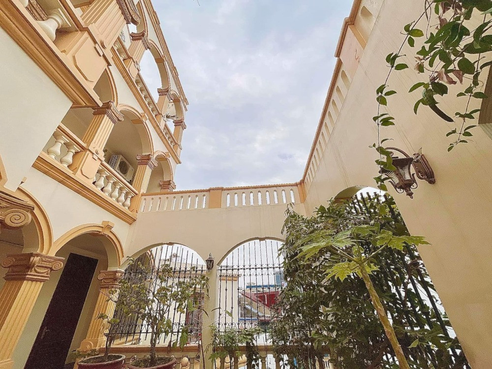 Nhìn từ ngoài vào trong, ngôi nhà đều có đầy sự nguy nga và đẳng cấp. Ảnh: Gia đình và pháp luật