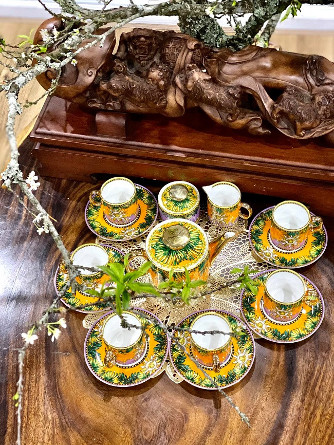 Trong ngày Tết, bộ ấm chén cũng phải thật đặc biệt và phù hợp với kiến trúc tân cổ điển. Ảnh: Dân Việt