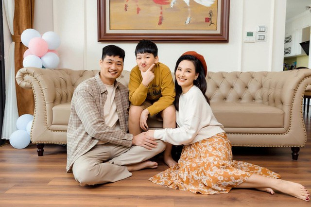 Điểm nhấn trong phòng khách là chiếc sofa lớn.