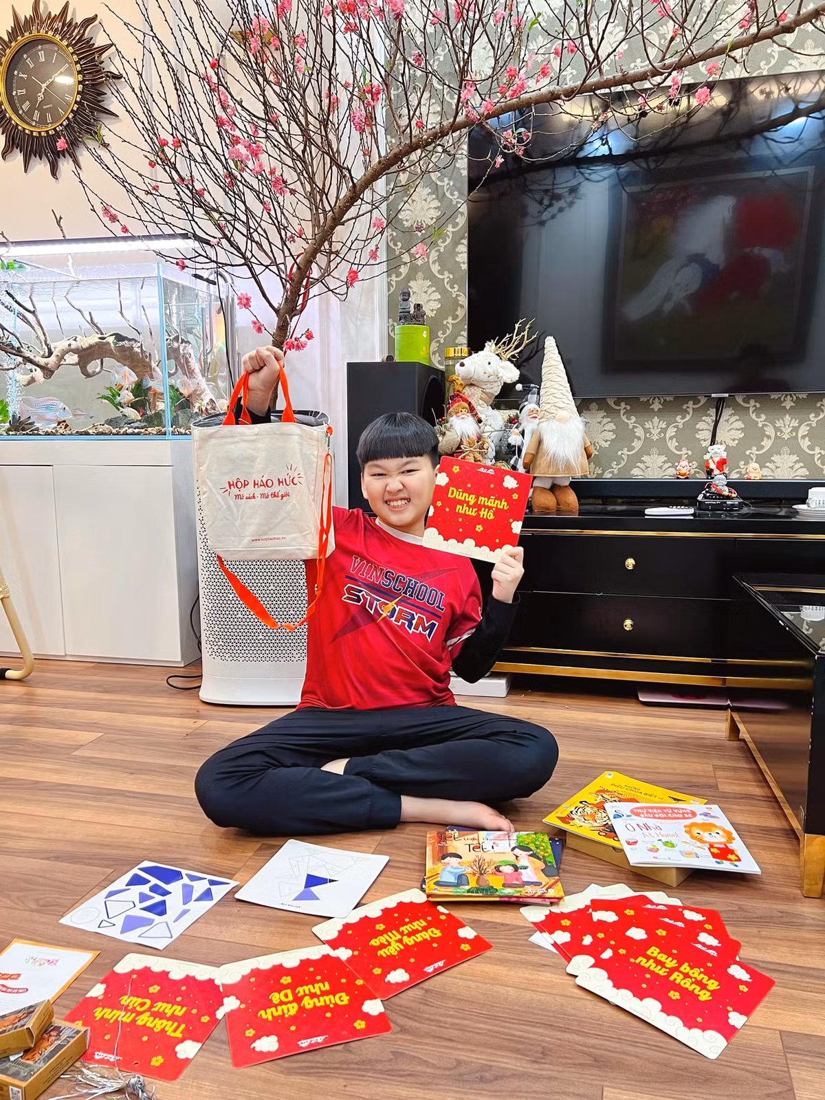 Gần Tết, vợ chồng Bảo Thanh trang trí phòng khách bằng cành đào dáng huyền rực rỡ.