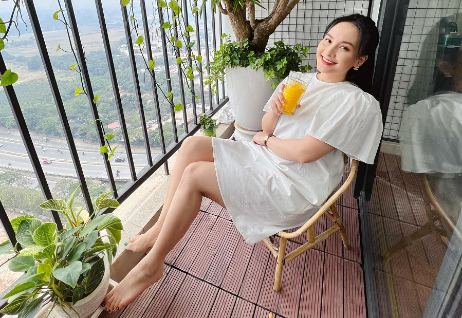 Khu vực ban công là nơi thư giãn và ngắm cảnh của gia đình nữ diễn viên. Nguồn ảnh: chụp màn hình, FBNV