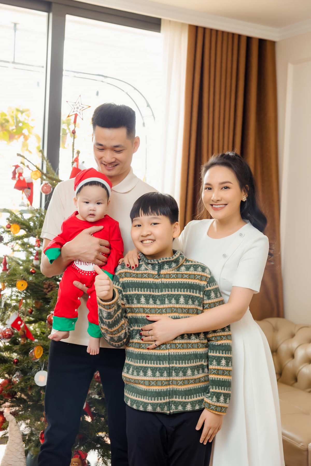 Vào dịp Giáng sinh, Bảo Thanh trang trí phòng khách với cây thông lộng lẫy.