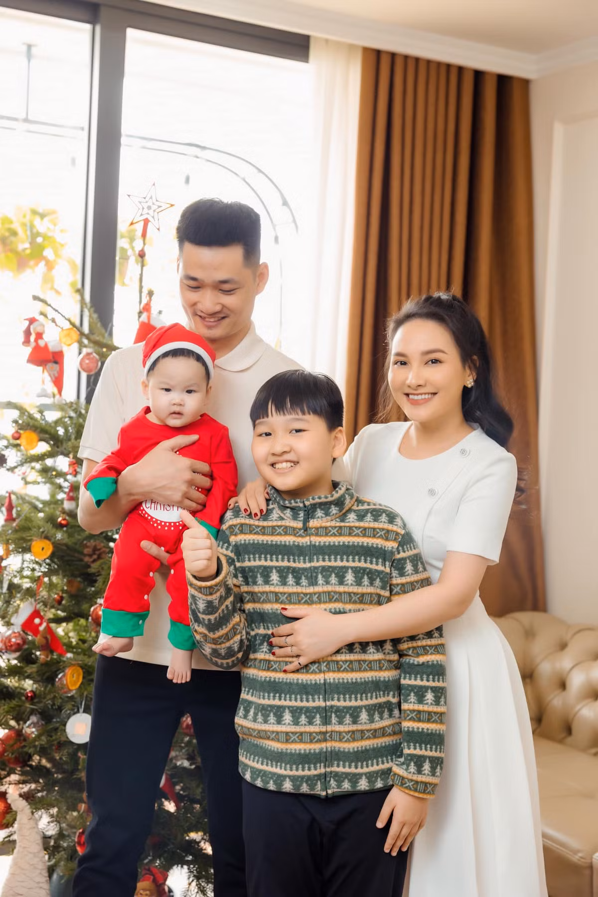 Vào dịp Giáng sinh, Bảo Thanh trang trí phòng khách với cây thông lộng lẫy.