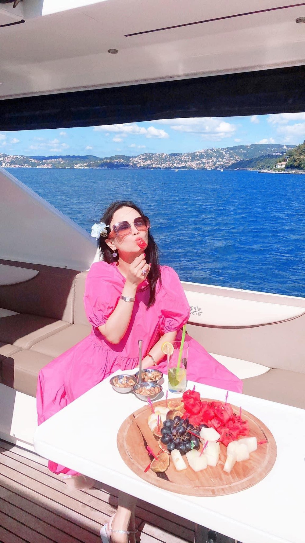 Hà Phương dạo biển với du thuyền riêng. Ảnh: FBNV