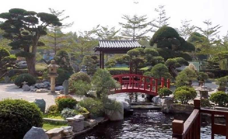 Dù không tiết lộ số tiền, song chỉ nhìn qua cũng đủ biết chi phí cho khu vườn không hề nhỏ. Ảnh: Vuonhoa.