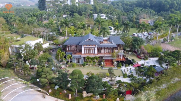 Trong căn biệt thự rộng đến 3.000m2 ở Vĩnh Phúc, ông Bùi Quang Ngọc - Phó Chủ tịch Tập đoàn FPT thiết kế khu vườn mang đậm phong cách Nhật Bản. ảnh chụp màn hình