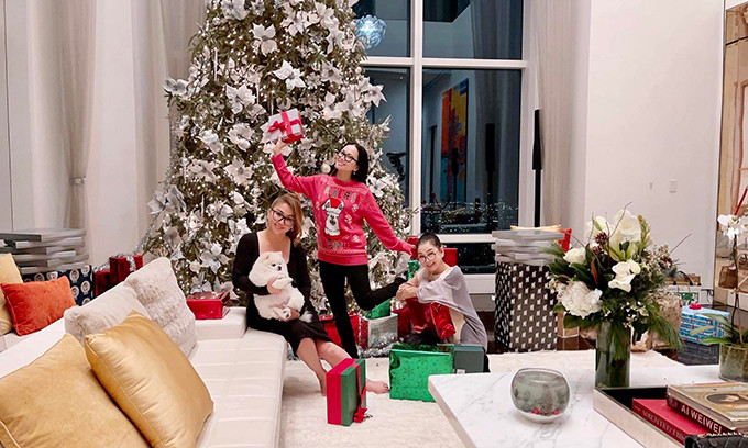 Xung quanh cây thông là những hộp quà đầy màu sắc.