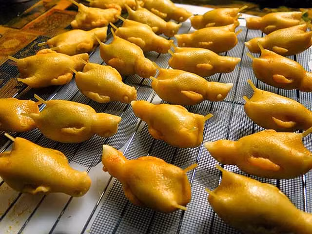 Đáng chú ý, vì muốn chúng tăng cân nhanh nhất có thể, người ta sẽ dìm chết chúng trong rượu Armagnac, ngâm chúng một thời gian để rượu thấm vào từng thớ thịt, để khi nướng có được mùi thơm hấp dẫn.