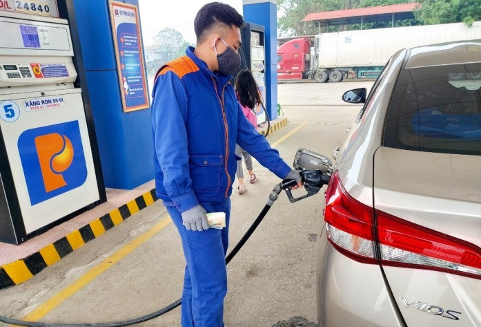 Vượt 30.500 đồng một lít, giá xăng lập kỷ lục mới Vuot 30.500 dong mot lit, gia xang lap ky luc moi