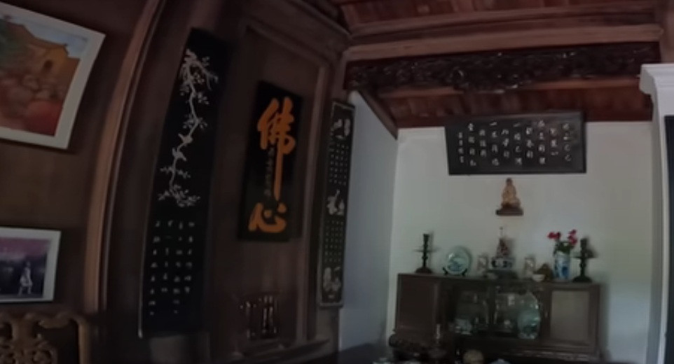 Các vì kèo và khu bàn thờ tổ hoa văn được trạm trổ hoa văn tinh xảo bắt mắt. Ảnh: Chụp màn hình