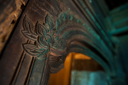 Những nét chạm trổ tinh hoa trên cửa cách đây hàng trăm năm vẫn còn nguyên vẹn. Ảnh: VTV