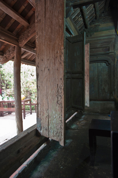 Sau hơn 300 năm, dấu ấn thời gian in hằn trên những cảnh cửa. Ảnh; VTV