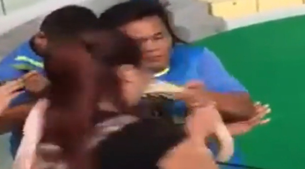 Rung minh khoanh khac co gai hon tran 'khung', bi dop ti thi mat mui