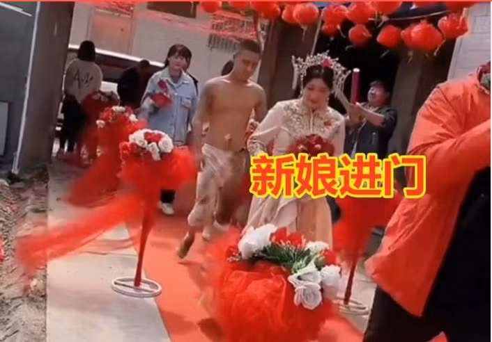 Chu re coi tran, nhech nhac di sau co dau, cang bat binh khi biet nguyen do