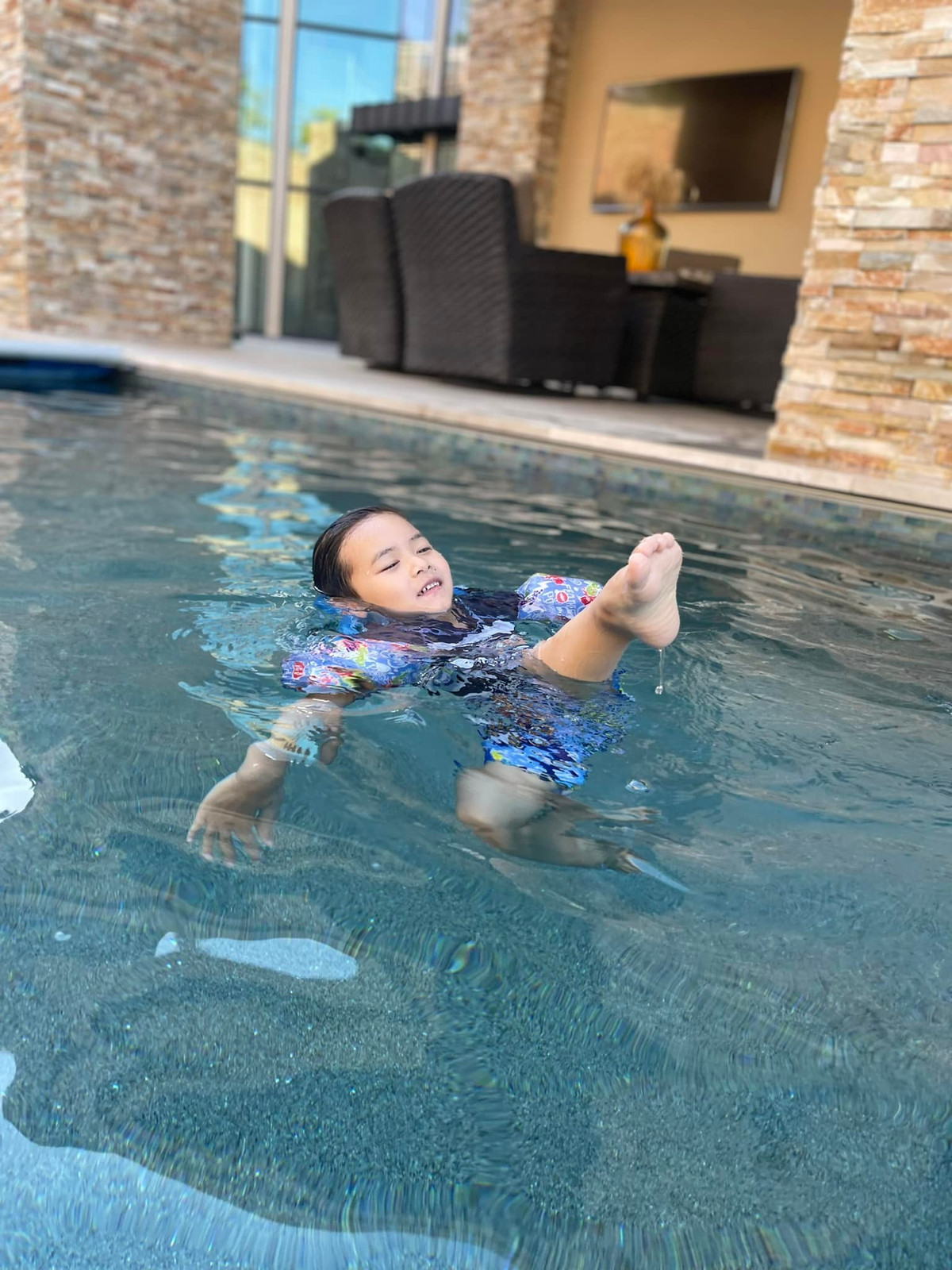 Bể bơi dài thiết kế dọc theo biệt thự.