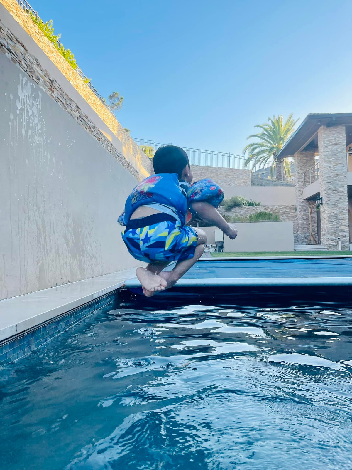 Căn biệt thự nằm trên khu đất rộng khoảng 4.000m2 cùng nội thất xa hoa không kém khách sạn cao cấp.