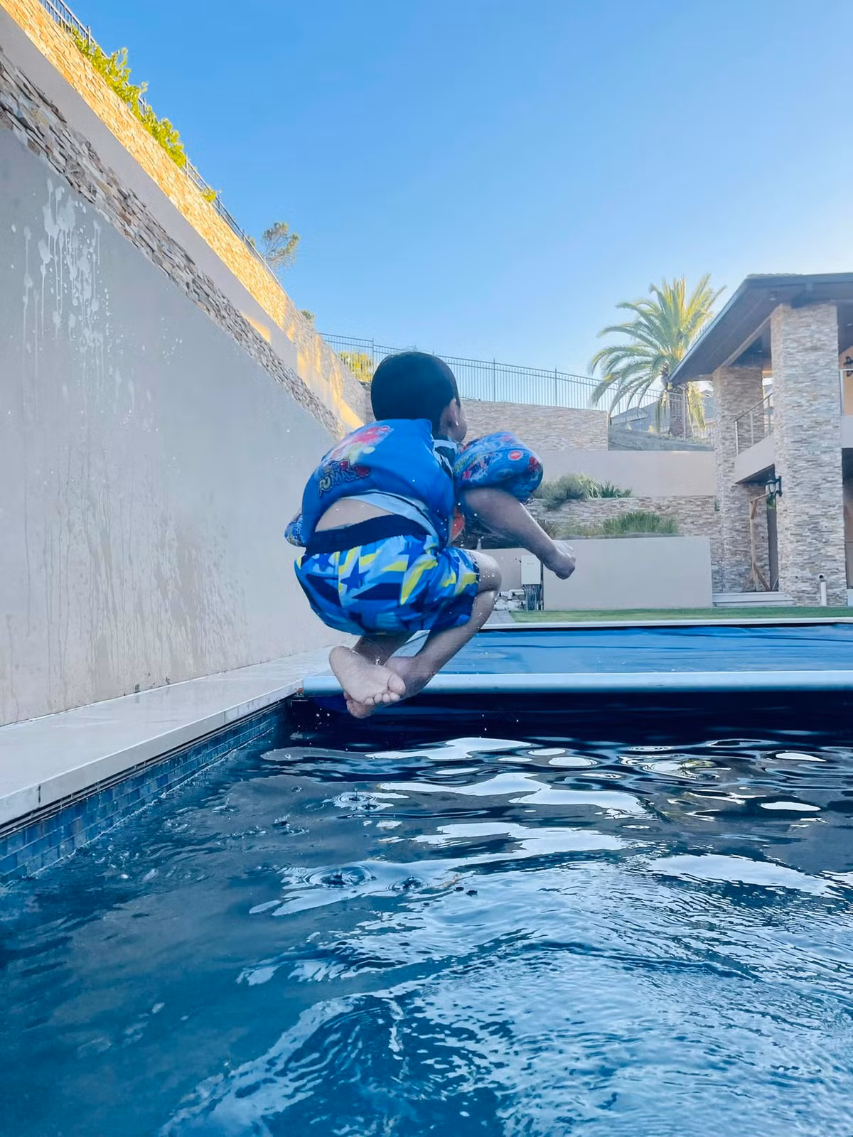 Căn biệt thự nằm trên khu đất rộng khoảng 4.000m2 cùng nội thất xa hoa không kém khách sạn cao cấp.