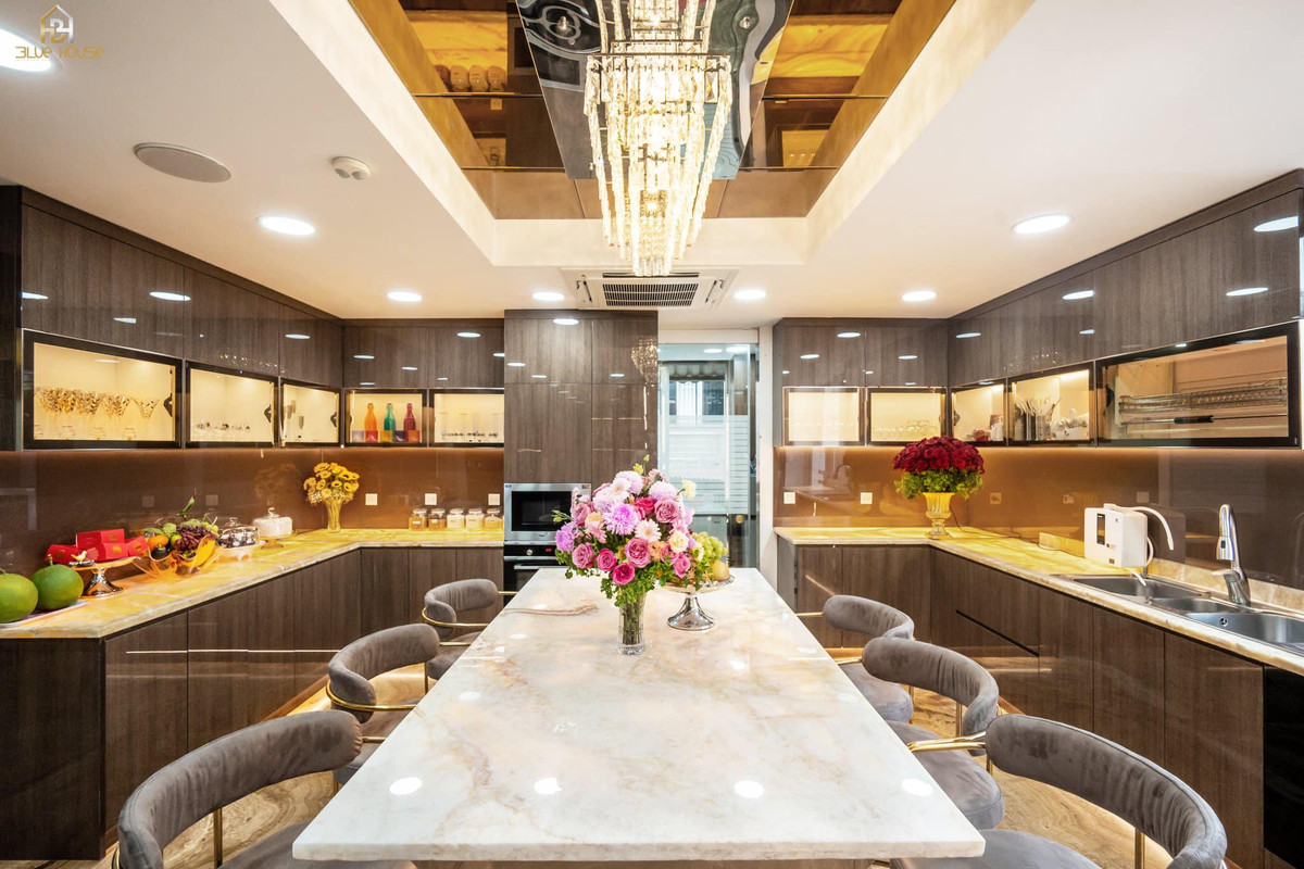 Nam ca sĩ cũng trang hoàng cho căn nhà thêm sinh động bằng những bình hoa tươi.