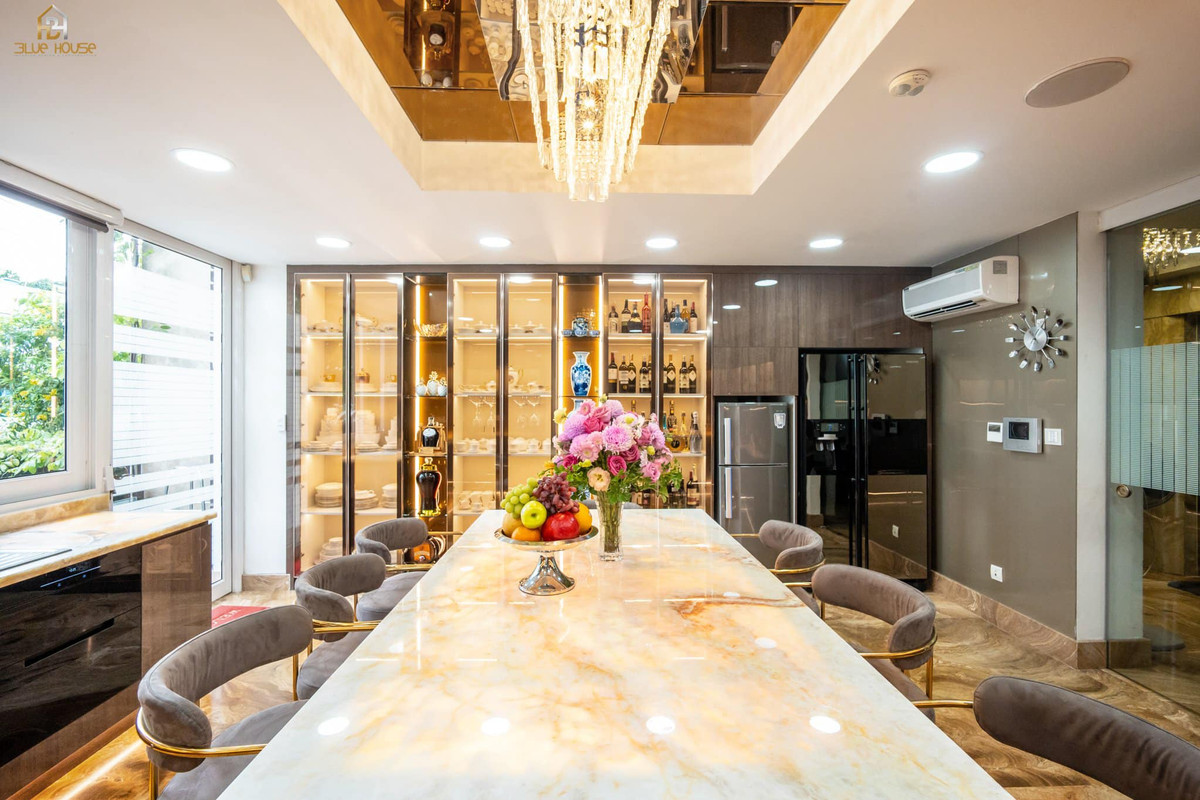 Nhiều năm nay, Đàm Vĩnh Hưng được biết đến là một nam ca sĩ cực kì đắt show của Vbiz.