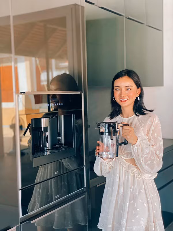 Riêng căn bếp trong nhà Angela Chu rộng 76m2, trị giá tới 3,7 tỷ đồng. Ảnh: FBNV