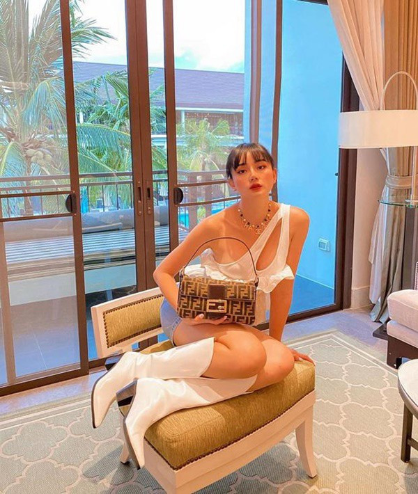 Angela Chu là hiện tượng dao Việt khi công khai phẫu thuật thẩm mỹ để trở nên giống Phạm Băng Băng. Tên tuổi của Angela Chu ngày càng thu hút hơn khi có cuộc sống giàu sang bên chồng đại gia Thái Lan. Ảnh: FBNV