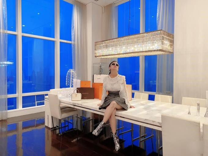 Cuộc sống của Hà Phương luôn ngập trong đồ hiệu đắt tiền. Ảnh: FBNV