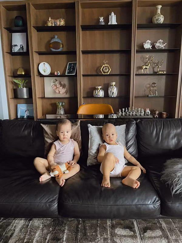 Kệ dọc dài dùng để trưng bày các kỷ niệm chương mà nam MC nhận được trong sự nghiệp của mình.