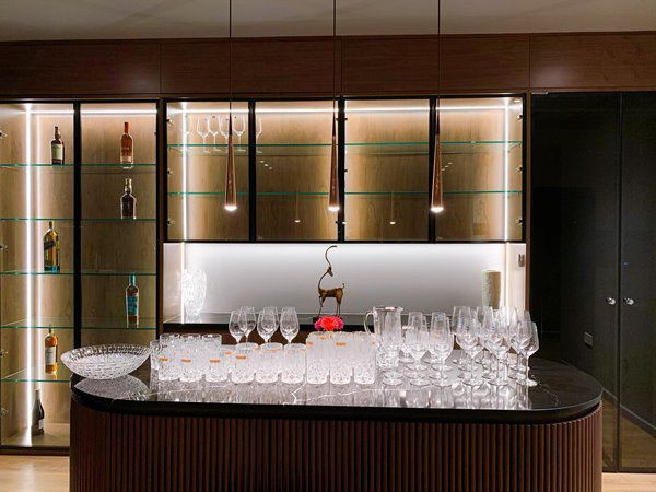 Khu bếp với quầy bar lớn, đối diện là tủ rượu, khu vực để ly, cốc sang trọng.