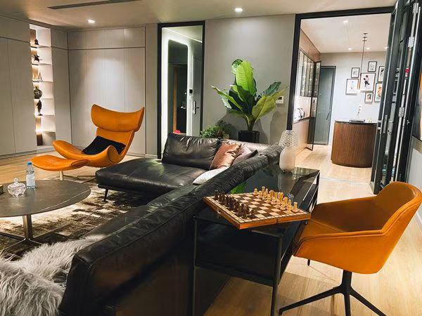 Sàn nhà được ốp gỗ tạo sự sang trọng và có phần cổ điển.