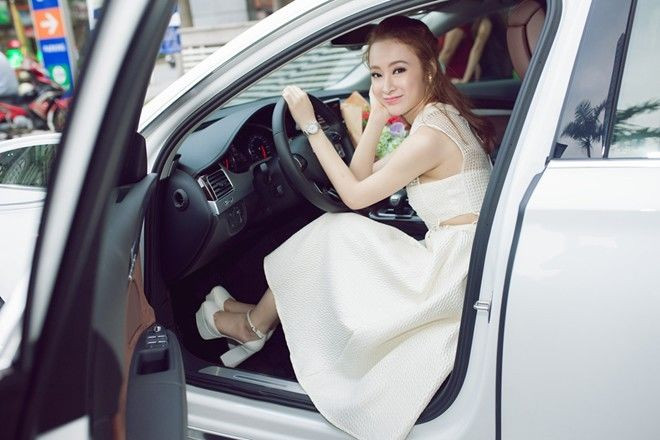 Người đẹp cũng sở hữu xế hộp trị giá 6 tỷ đồng. Ảnh: Bestie