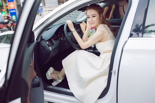 Người đẹp cũng sở hữu xế hộp trị giá 6 tỷ đồng. Ảnh: Bestie