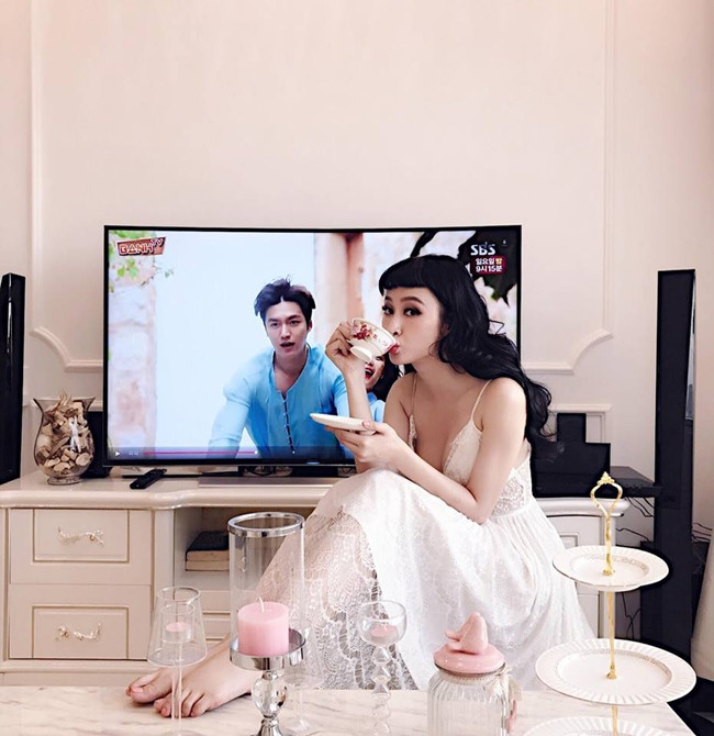 Trong khi đó, nữ diễn viên 9X đang sống tại một căn hộ chung cư cao cấp được cô mua vào cuối năm 2016 với giá khoảng 5 tỷ đồng. Ảnh: Dân Việt