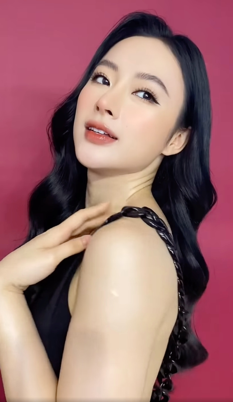 Bên dưới bài viết, nhiều khán giả để lại lời chúc mừng và bày tỏ sự ngưỡng mộ trước độ giàu có của Angela Phương Trinh. Ảnh: Bestie