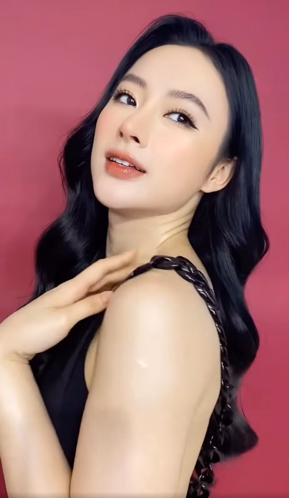 Bên dưới bài viết, nhiều khán giả để lại lời chúc mừng và bày tỏ sự ngưỡng mộ trước độ giàu có của Angela Phương Trinh. Ảnh: Bestie