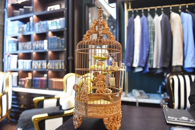 Trung bình một chiếc lồng đục được làm thủ công, chạm khắc tinh xảo có giá từ 30 - 250 triệu đồng. Tính cả bộ sưu tập lồng của anh Chương cũng lên tới 10 tỷ. Ảnh: Chuongtailor