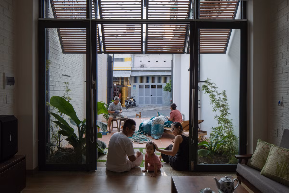 Đầu tiên, nhóm thiết kế đề xuất một ngôi nhà nhỏ nhưng tối ưu diện tích sử dụng, nhường chỗ cho sân trước và sân sau.