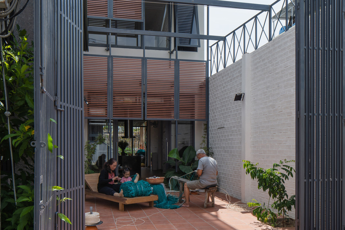 Thực trạng ở những khu tái định cư là các ngôi nhà được tự do xây dựng mà không theo bất kì mẫu nhà hay nguyên tắc nào. Điều đó dẫn đến sự tham lam trong việc xây dựng của người dân, họ xây dựng những hộp bê tông lớn, thậm chí là lấn chiếm diện tích sử dụng đất để xây nhà to nhất có thể.