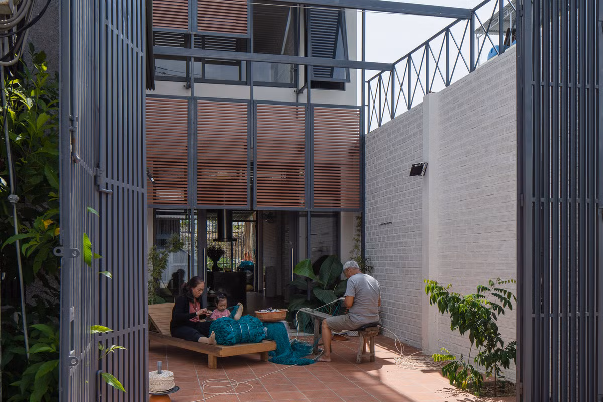 Thực trạng ở những khu tái định cư là các ngôi nhà được tự do xây dựng mà không theo bất kì mẫu nhà hay nguyên tắc nào. Điều đó dẫn đến sự tham lam trong việc xây dựng của người dân, họ xây dựng những hộp bê tông lớn, thậm chí là lấn chiếm diện tích sử dụng đất để xây nhà to nhất có thể.