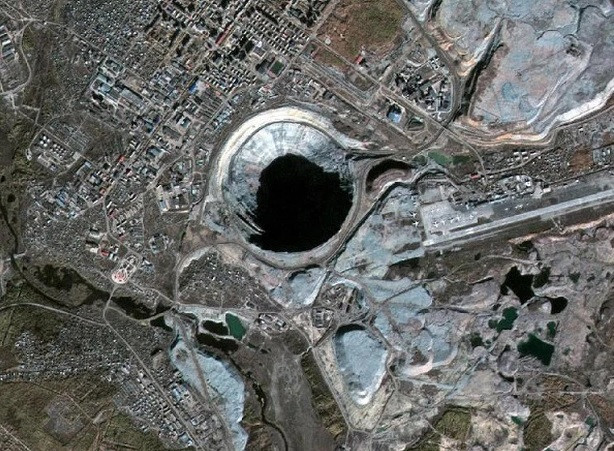 Do độ sâu của hố ngầm dạng xoắn ốc khiến từ trường bên trong lòng đất và không khí trên không bề mặt đất hình thành luồng khí chuyển động tốc độ lớn