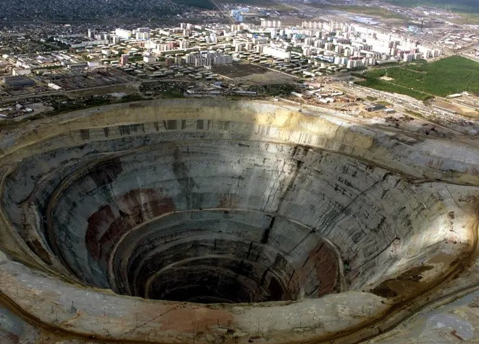  Mỏ kim cương Mir ở Mirny là một trong những mỏ lộ thiên nhân tạo lớn nhất trên thế giới. Đây cũng là trụ sở của Alrosa, công ty khai thác kim cương lớn nhất thế giới tính theo khối lượng.