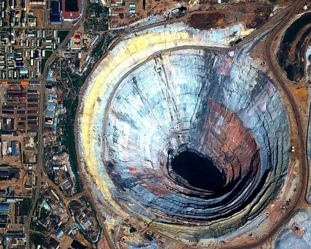 Trong thập kỷ đầu tiên hoạt động, mỏ này đã sản xuất 10.000.000 carat kim cương mỗi năm, 20% trong số đó là chất lượng đá quý.