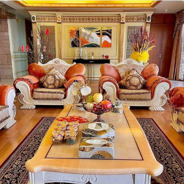 Phòng khách được thiết kế theo phong cách hoàng gia. Ảnh: FB Lê Âu Ngân Anh