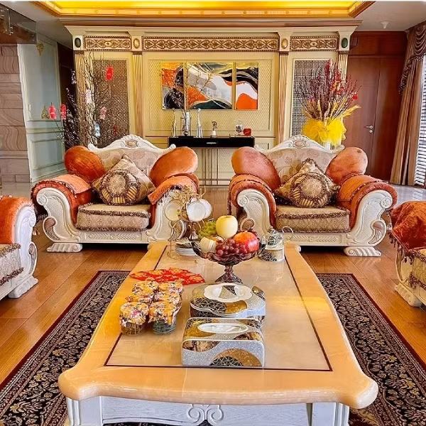 Phòng khách được thiết kế theo phong cách hoàng gia. Ảnh: FB Lê Âu Ngân Anh