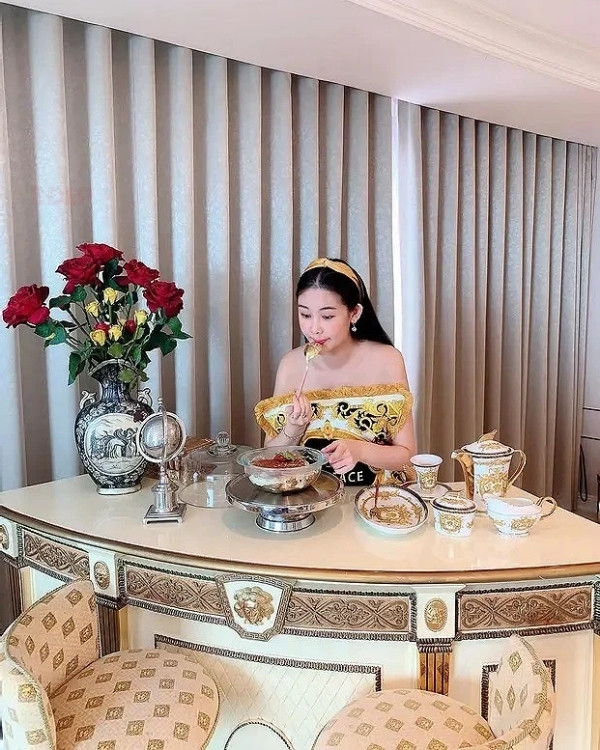 Quầy bar là điểm nhấn đặc biệt trong căn nhà của nàng hậu. Ảnh: FB Lê Âu Ngân Anh