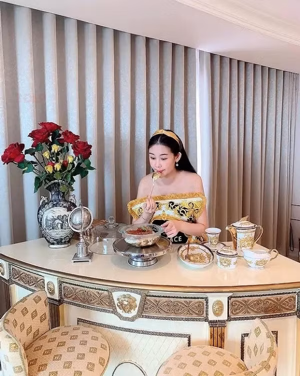 Quầy bar là điểm nhấn đặc biệt trong căn nhà của nàng hậu. Ảnh: FB Lê Âu Ngân Anh