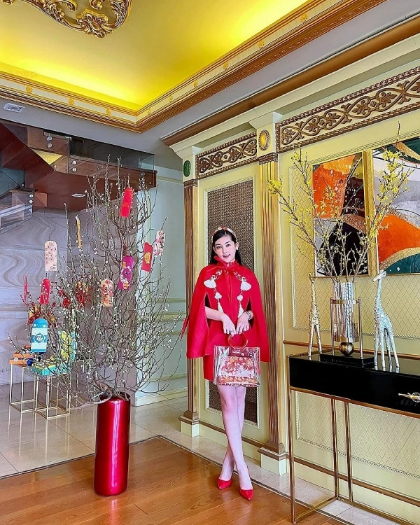 Trong khi đó, Hoa hậu Đại Dương Lê Âu Ngân Anh sống trong một căn hộ có diện tích 280m2 với thiết kế sang trọng, cổ điển theo phong cách hoàng gia. Ảnh: FB Lê Âu Ngân Anh