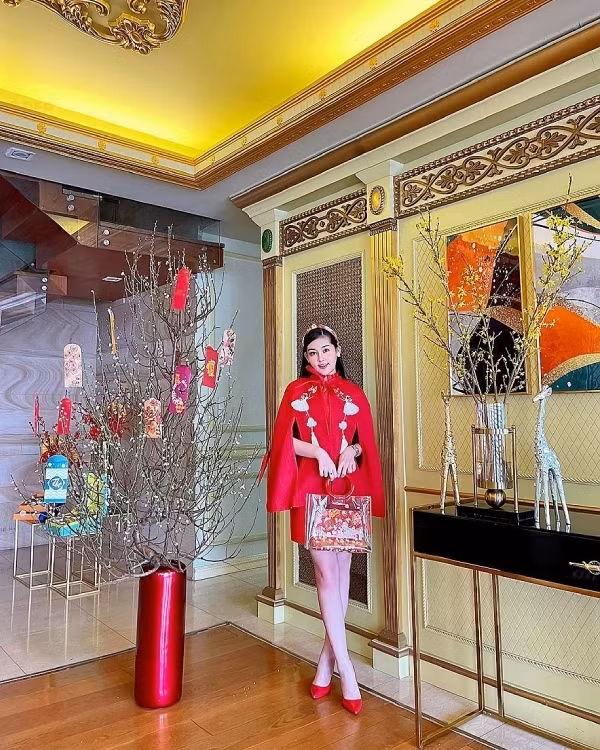 Trong khi đó, Hoa hậu Đại Dương Lê Âu Ngân Anh sống trong một căn hộ có diện tích 280m2 với thiết kế sang trọng, cổ điển theo phong cách hoàng gia. Ảnh: FB Lê Âu Ngân Anh