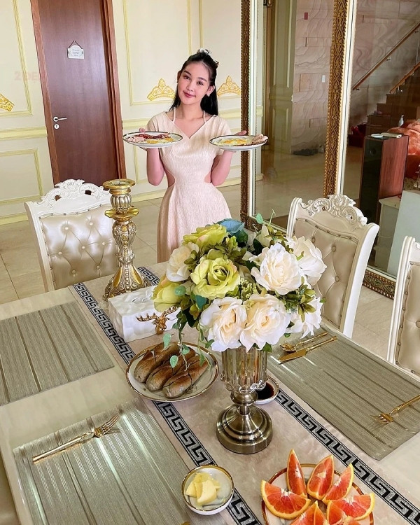 Khu bếp sang trọng trong căn hộ của Lê Âu Ngân Anh. Ảnh: FB Lê Âu Ngân Anh