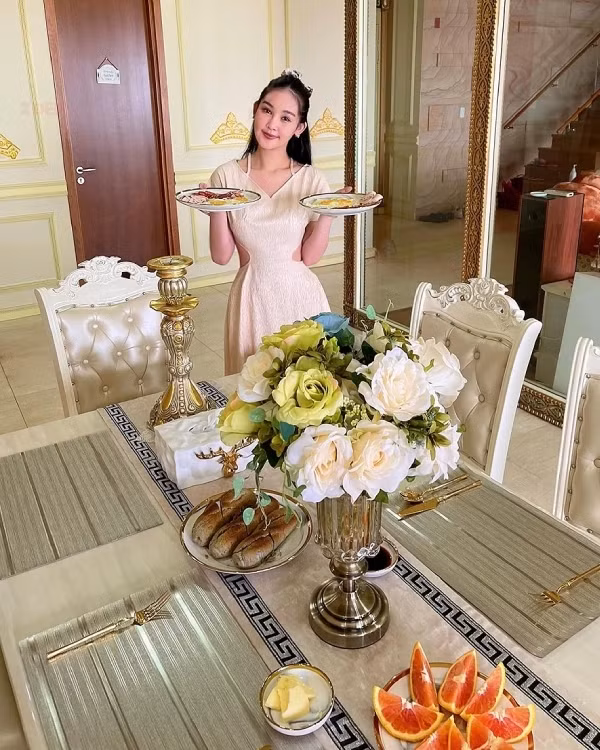 Khu bếp sang trọng trong căn hộ của Lê Âu Ngân Anh. Ảnh: FB Lê Âu Ngân Anh