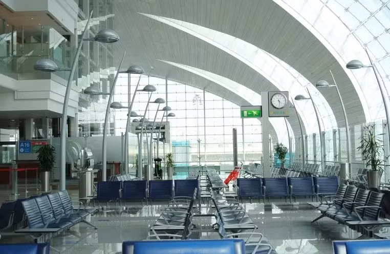 Tháng 7/2019, sân bay quốc tế Dubai lắp đặt hệ thống năng lượng mặt trời lớn nhất tại các sân bay trong khu vực như một phần trong mục tiêu của Dubai là giảm 30% mức tiêu thụ năng lượng của thành phố vào năm 2030. Nguồn ảnh: Infos-10